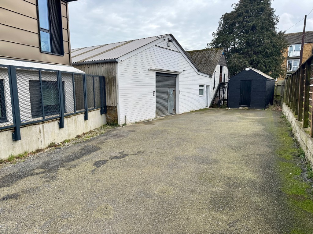 Lot: 39 - FREEHOLD COMMERCIAL PREMISES WITH PARKING ON EDGE OF CITY - The building and yard parking